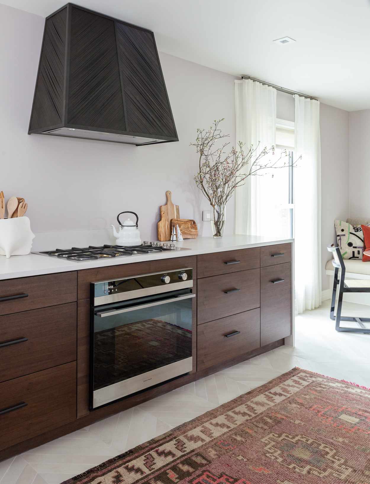 19 Moody and Dramatic Dark Kitchen Cabinet Ideas