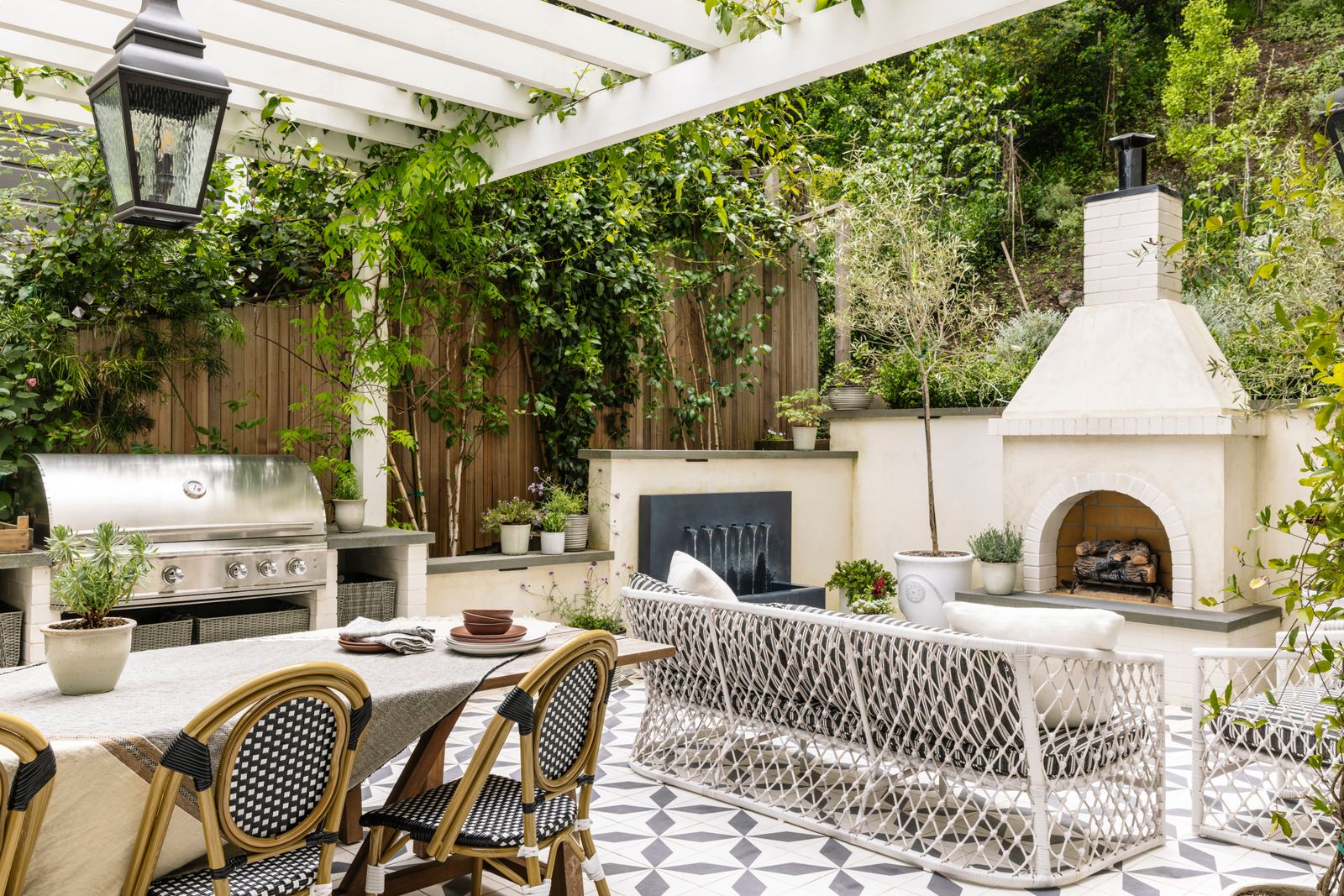 62 Outdoor Kitchen Ideas to Turn Your Backyard Into Party Central This Spring | Architectural Digest