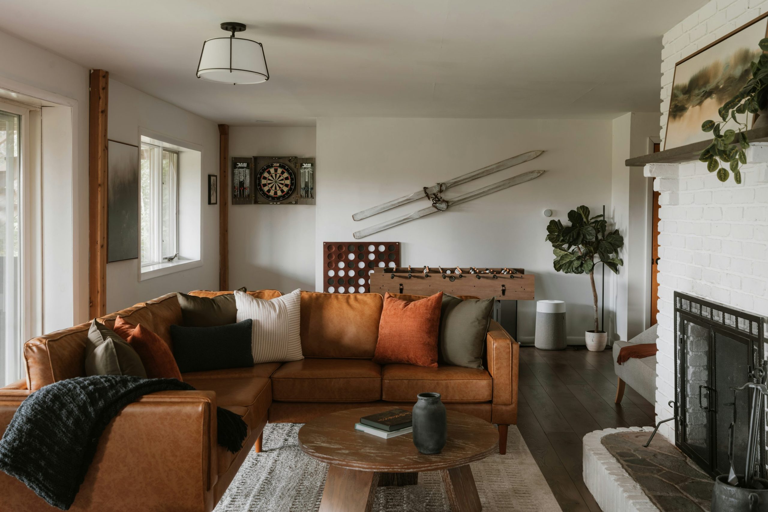 A cozy living room with a brown sectional sofa. photo – Free Green Image on Unsplash