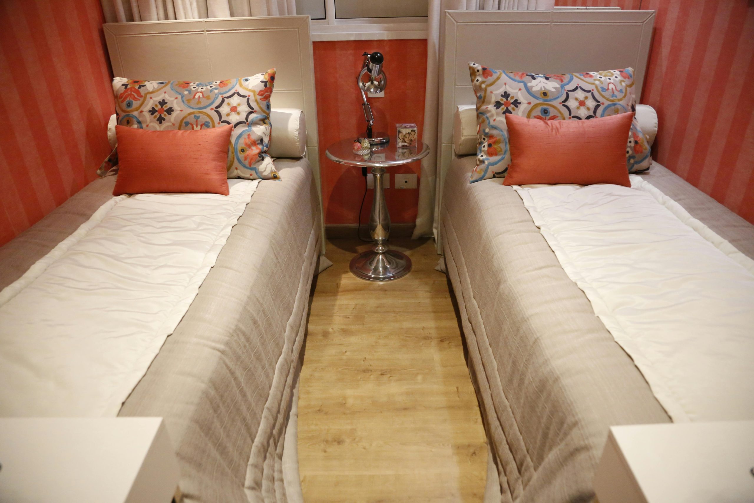 A cozy twin bedroom featuring stylish bedding and contemporary decor for a warm atmosphere.