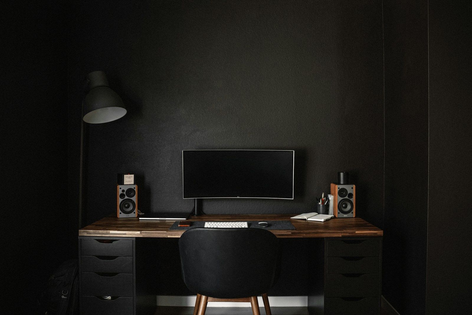 Dark Office Aesthetic Ideas That Inspire Creativity and Focus