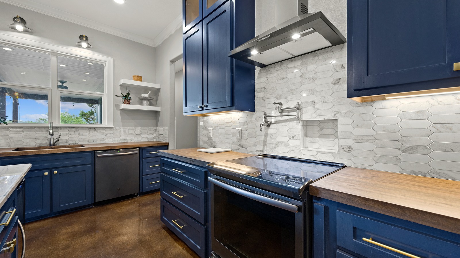 How To Style Navy Blue Kitchen Cabinets For A Luxurious Look