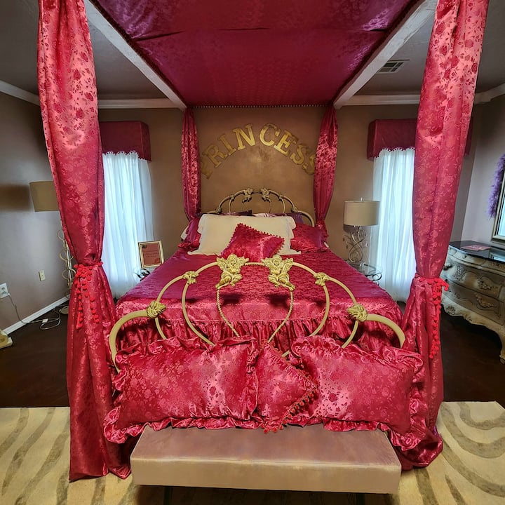 Nostalgic Y2K themed home with 5 bed/2 bath - Houses for Rent in Oklahoma City, Oklahoma, United States - Airbnb