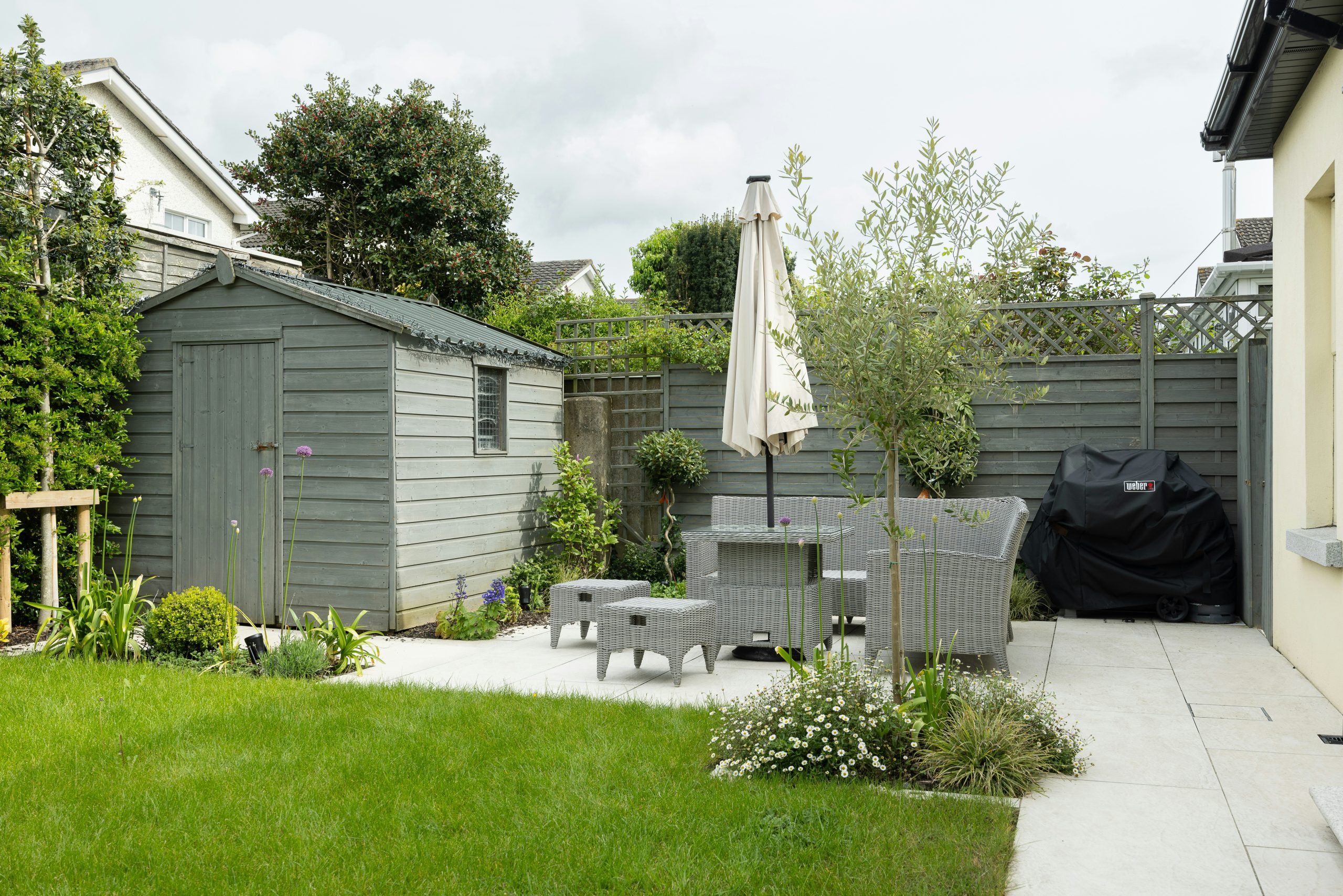 Transform your outdoor space into a stunning oasis with our selection of outdoor furniture, outdoor tiles, and paving slabs. Whether you're redesigning your garden, patio, or backyard, our products wi