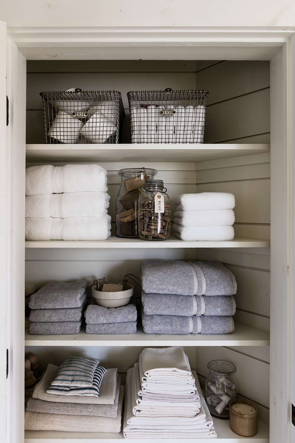 12 Linen Closet Organization Ideas for Easy Access to Essentials