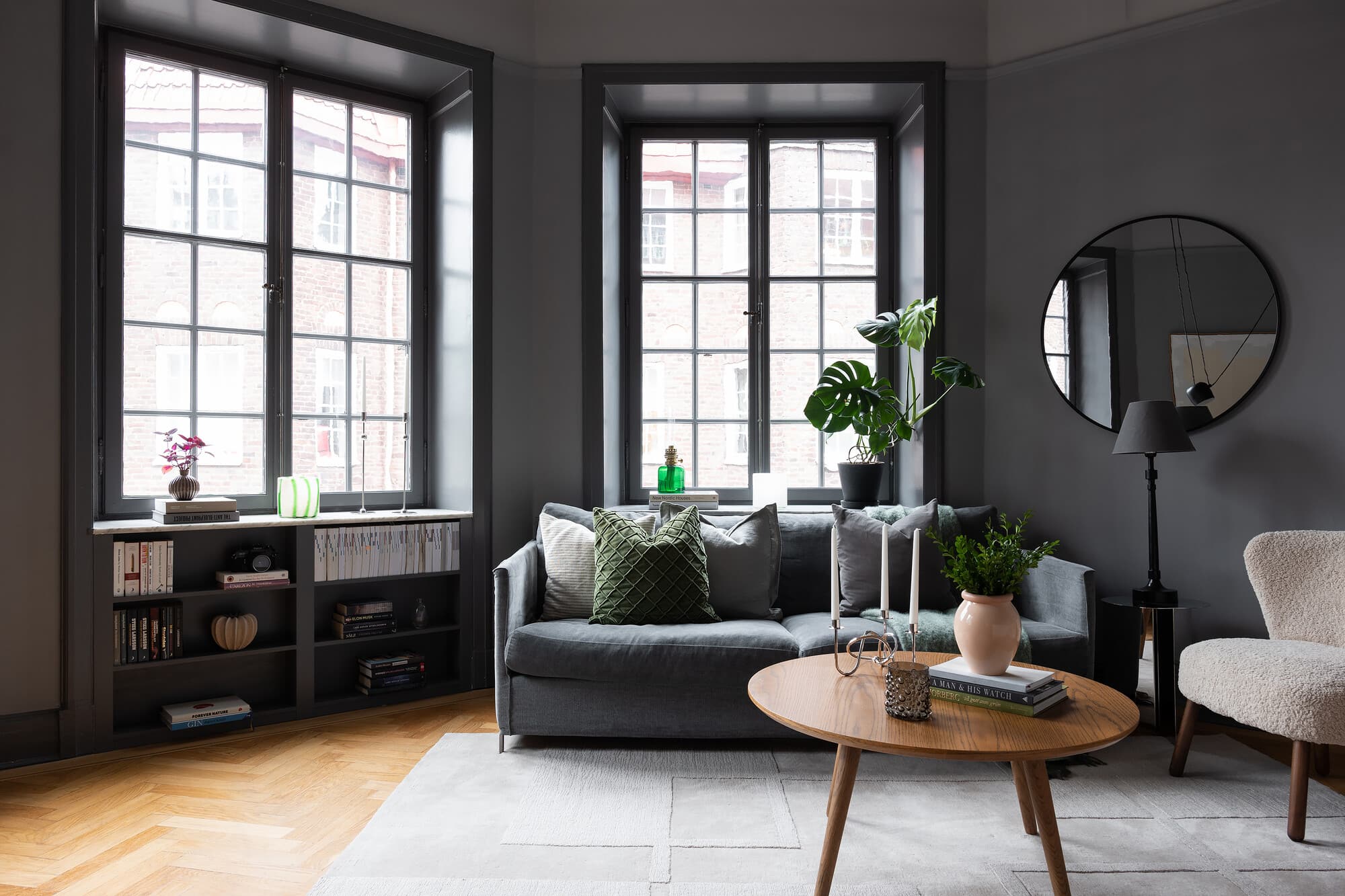 12 living room designs with contrasting dark grey walls - COCO LAPINE DESIGN
