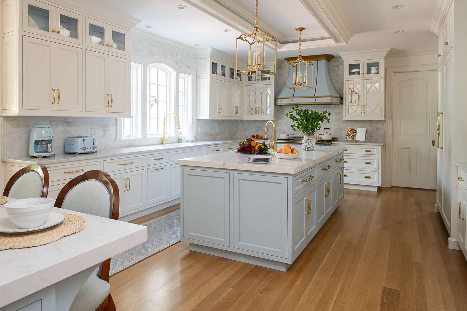 16 Modern Coastal Kitchen Ideas That Feel Light, Bright, and Luxe