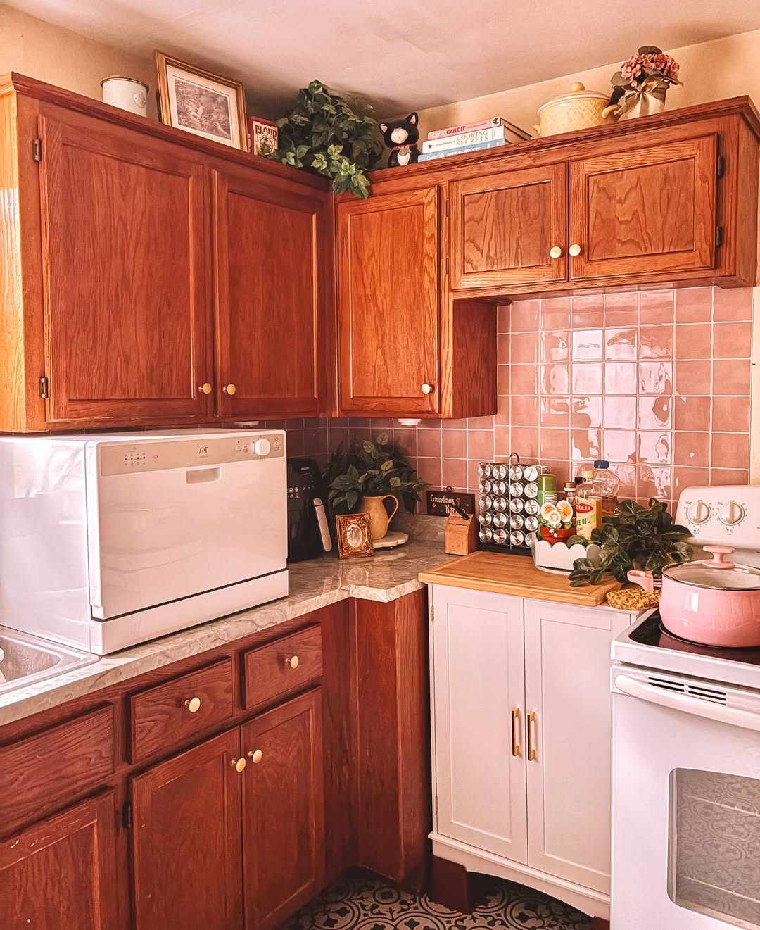 2 Ways Designers Made Honey-Toned Wood Kitchen Cabinets Look Chic