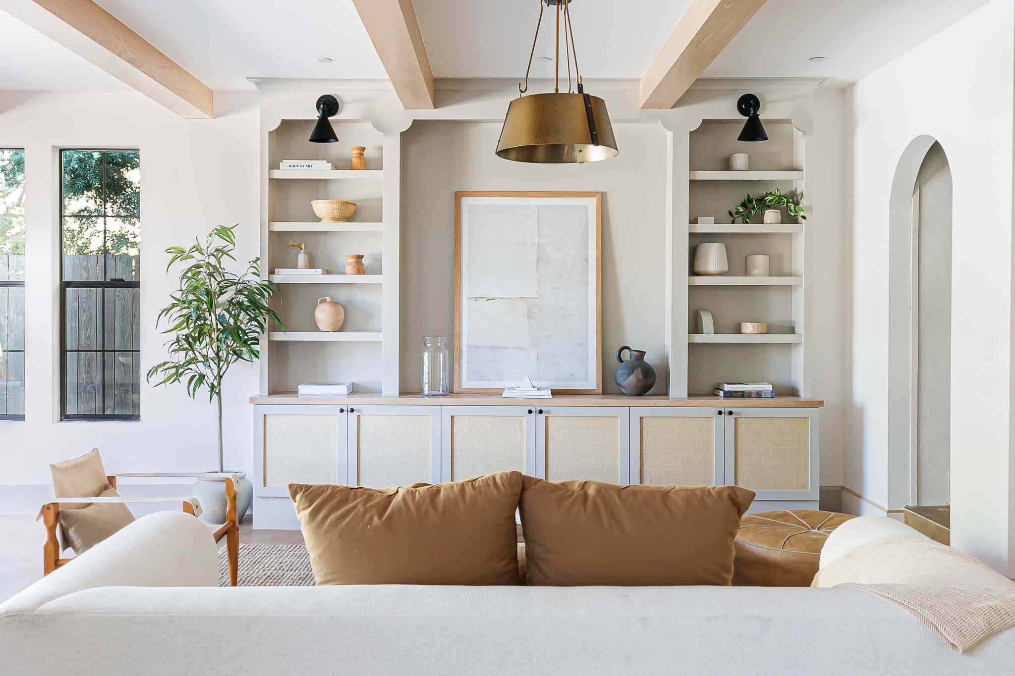 20 Beautiful Living Rooms With Built-In Shelving