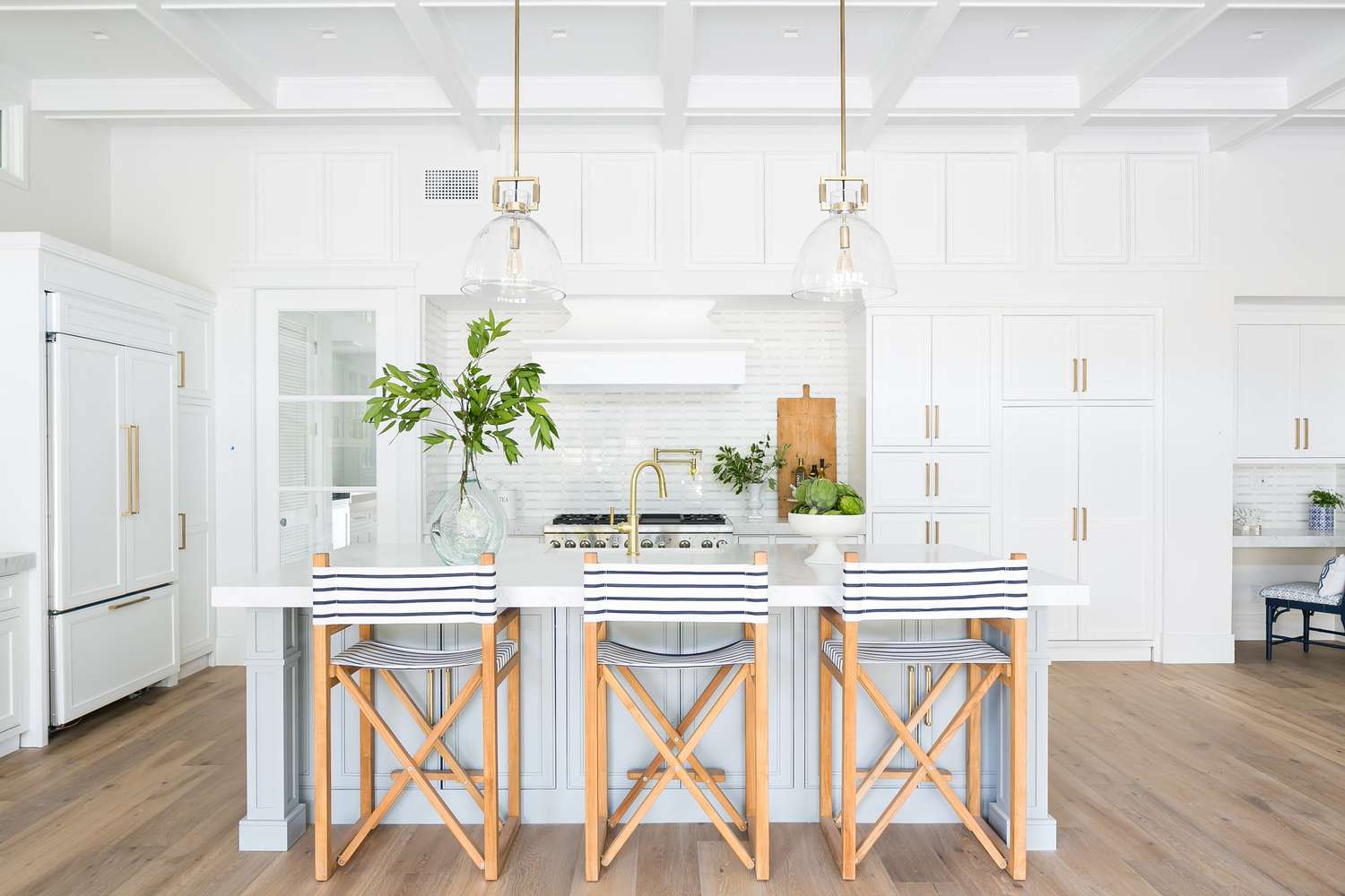 20 Coastal Kitchen Ideas to Make Mealtime a Breeze