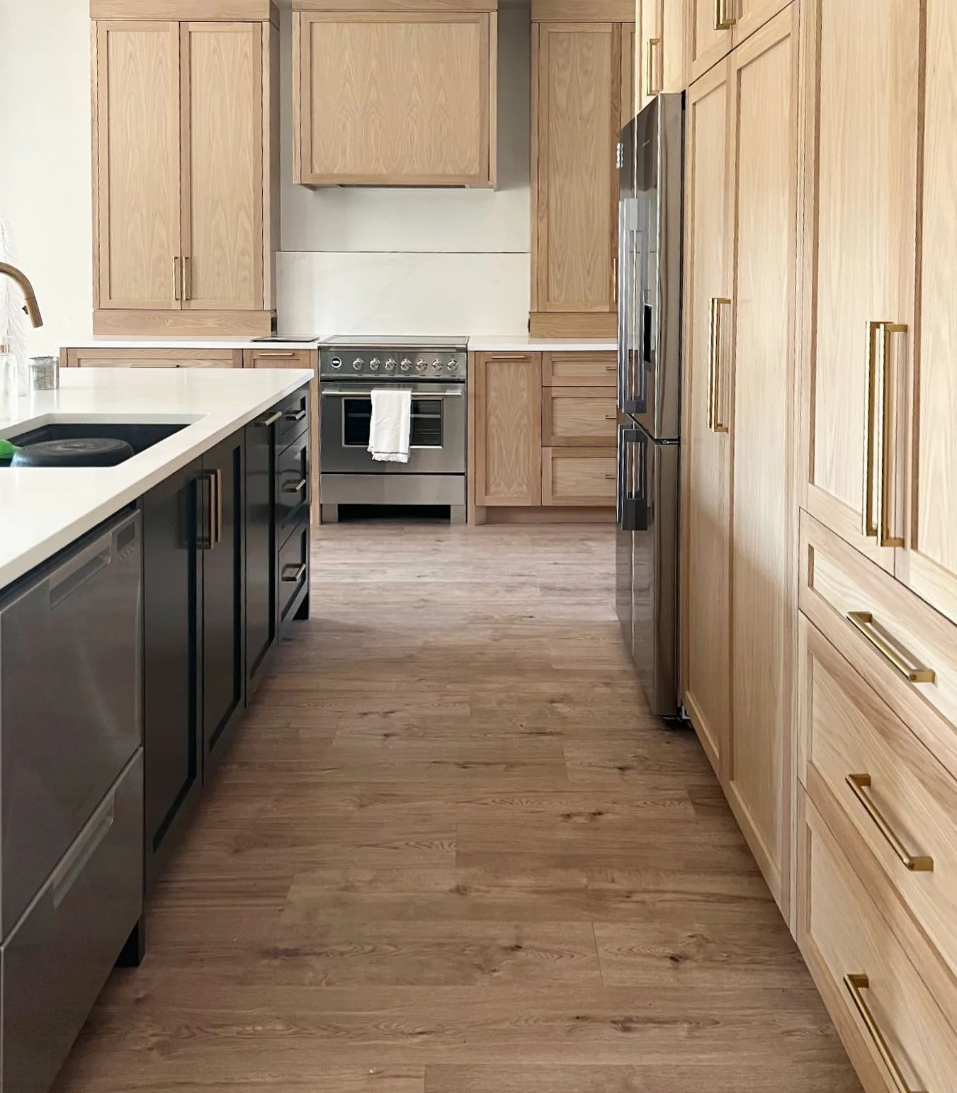 25 White Oak Kitchen Cabinets Design Ideas [& Buyers Guide]