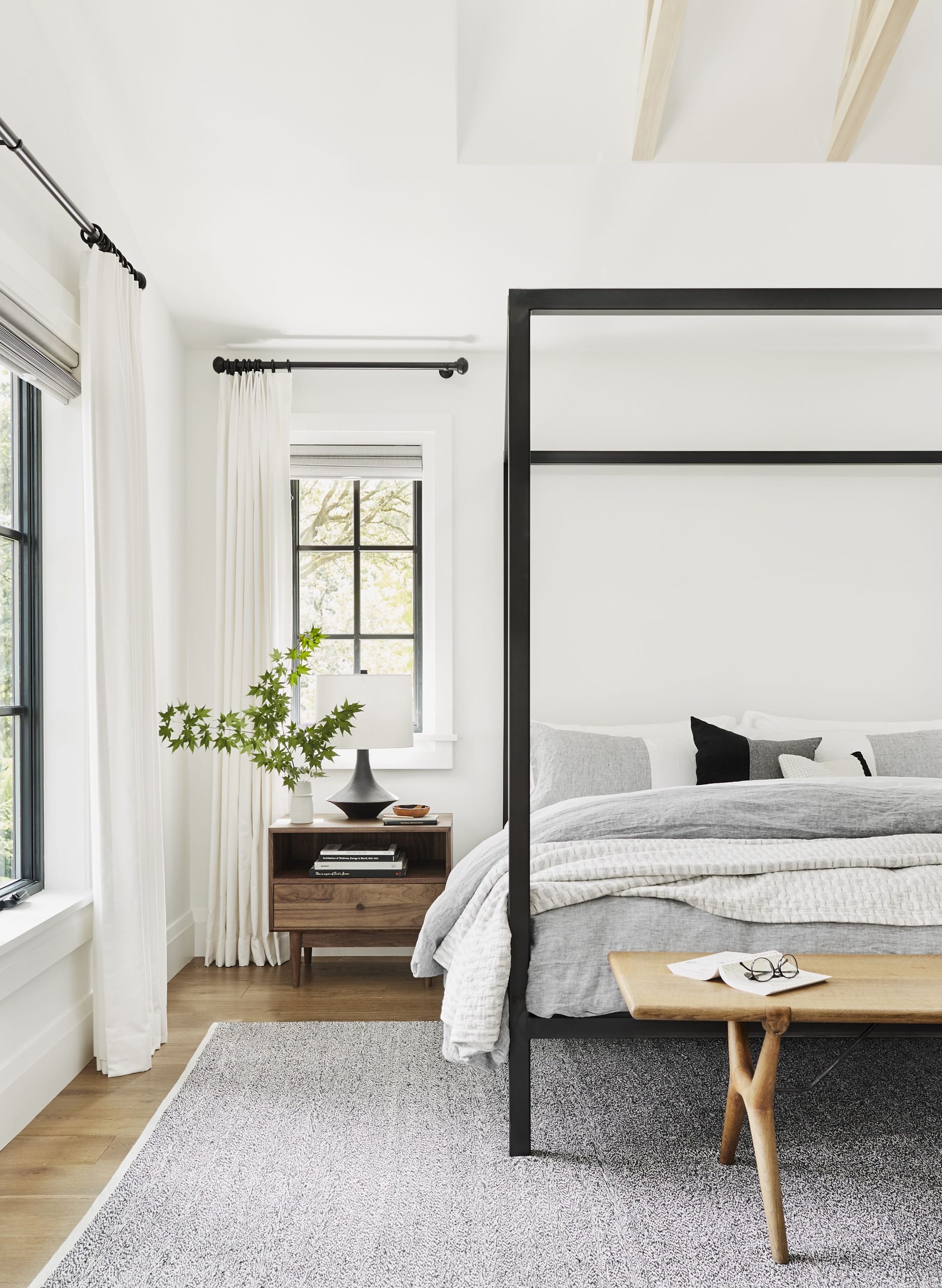 27 Beautiful Gray and White Bedrooms