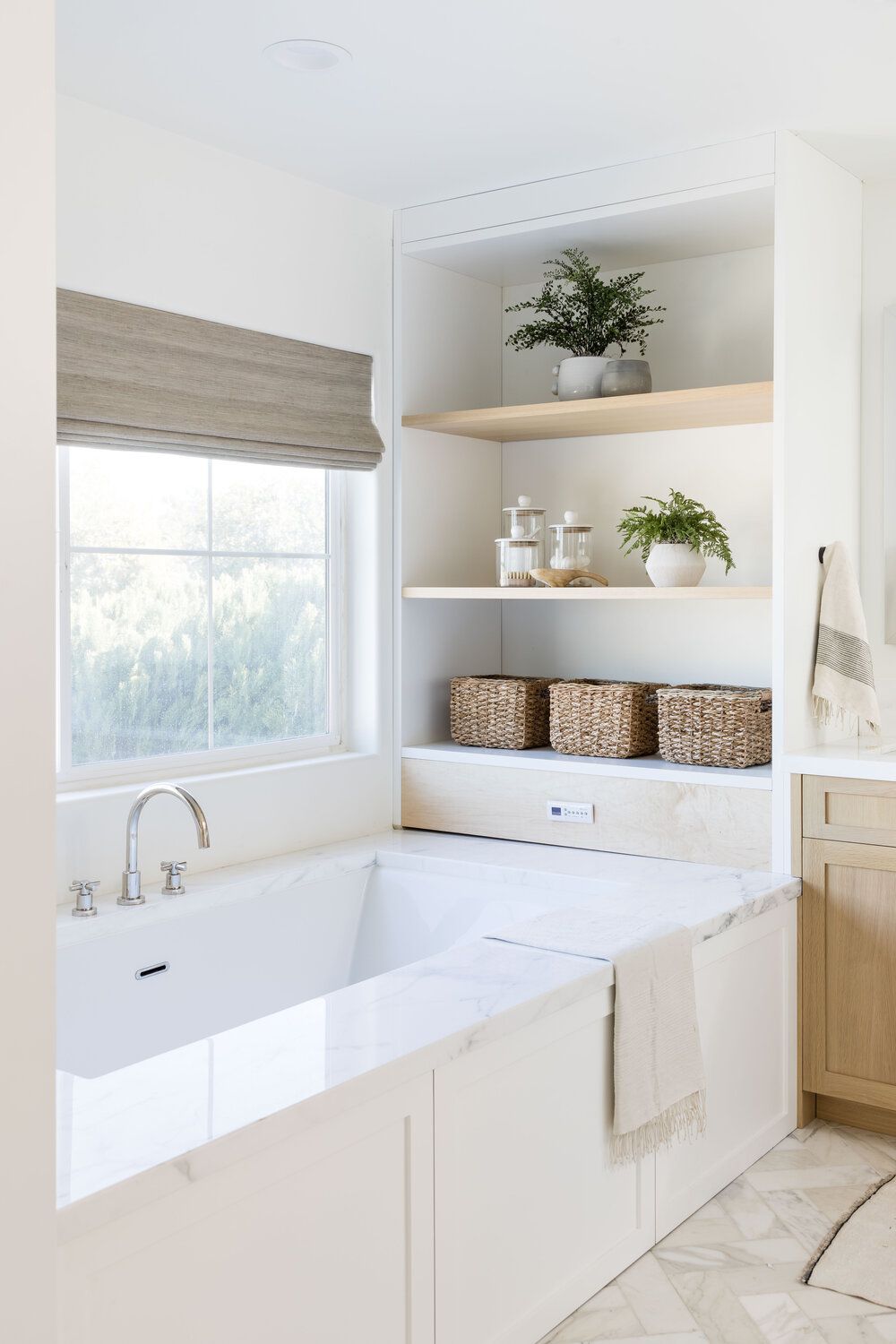 32 Coastal Bathroom Ideas Anyone Can Pull Off