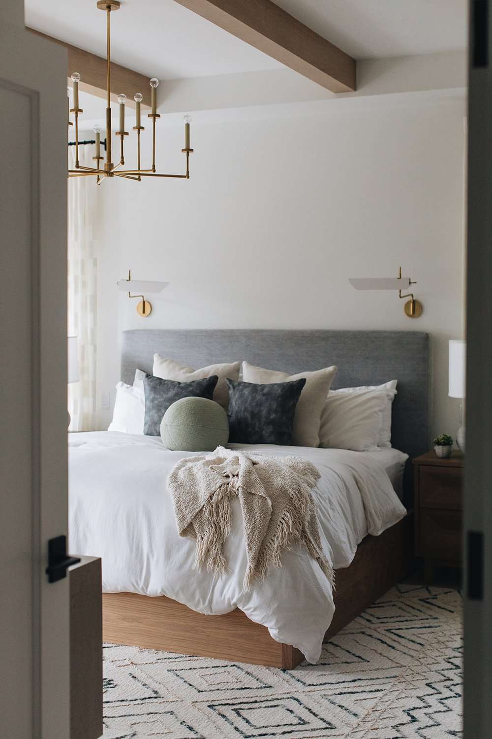 32 Timeless Gray and White Bedroom Ideas for a Well-Curated Space