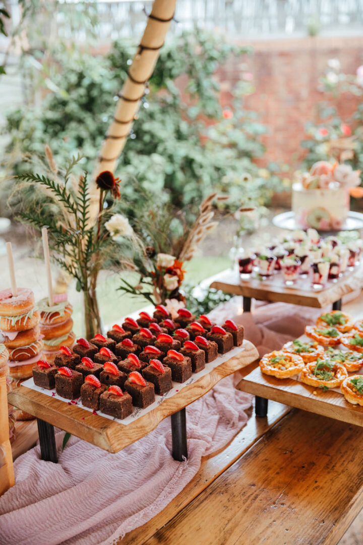 40+ Wedding Cake & Dessert Table Ideas – Strikingly G
