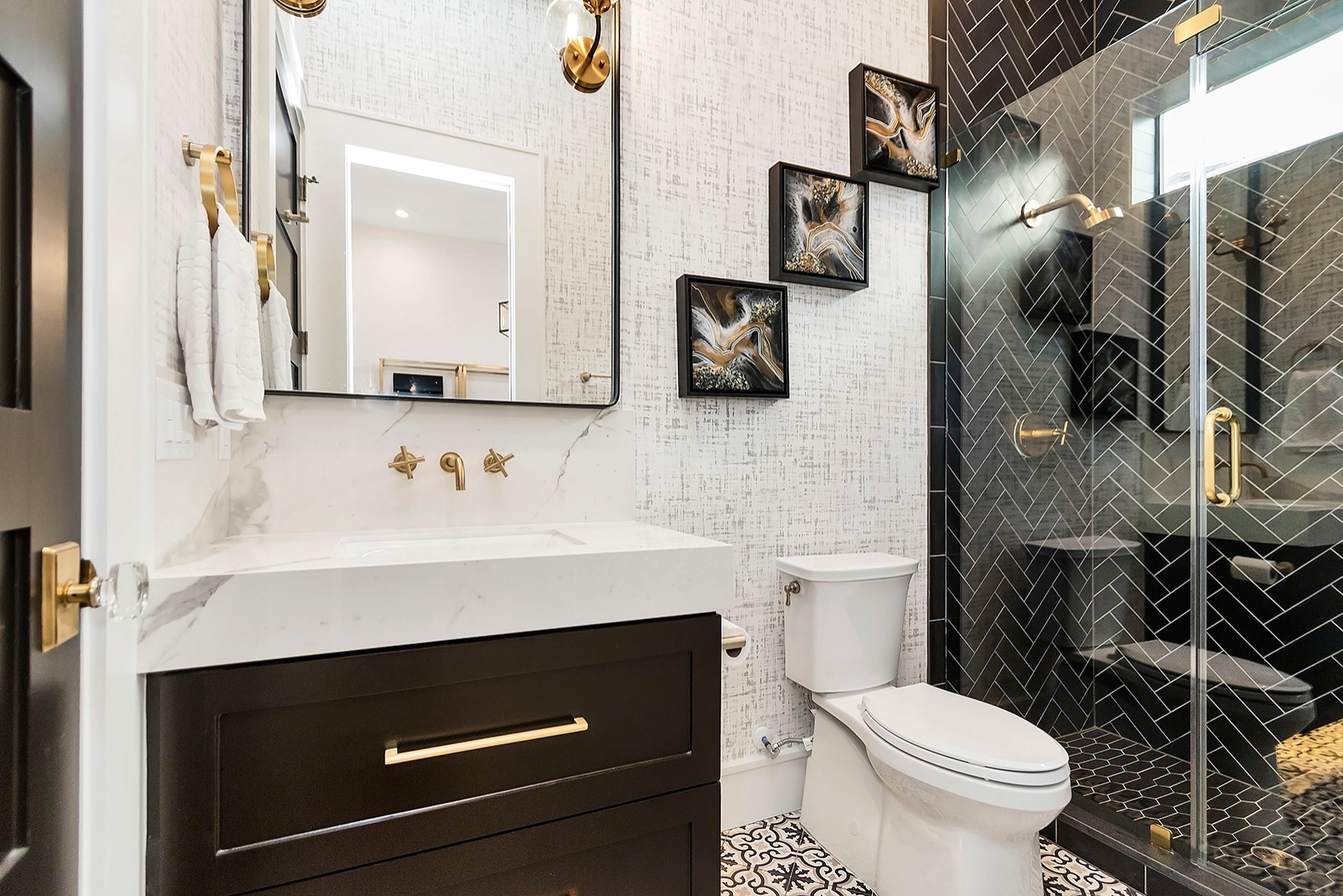 6 Small Bathrooms With Dramatic Walk-In Showers