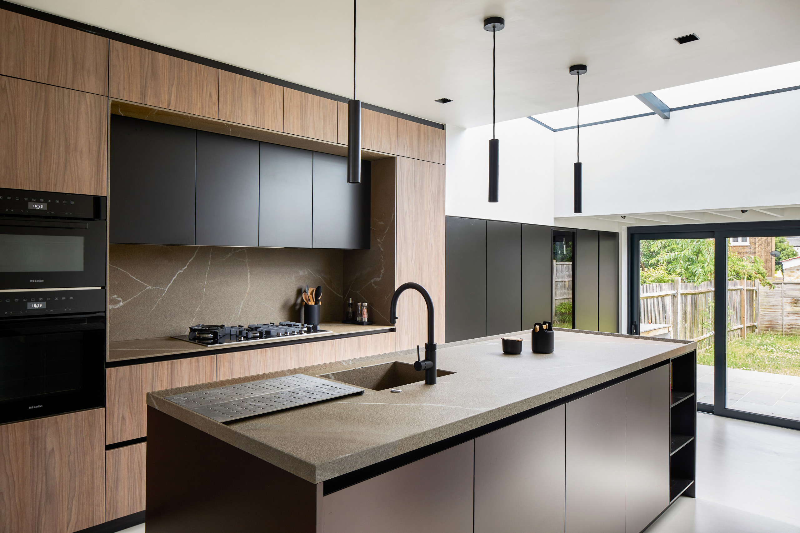 75 Beautiful Kitchen with Dark Wood Cabinets Ideas and Designs - June 2026 | Houzz UK
