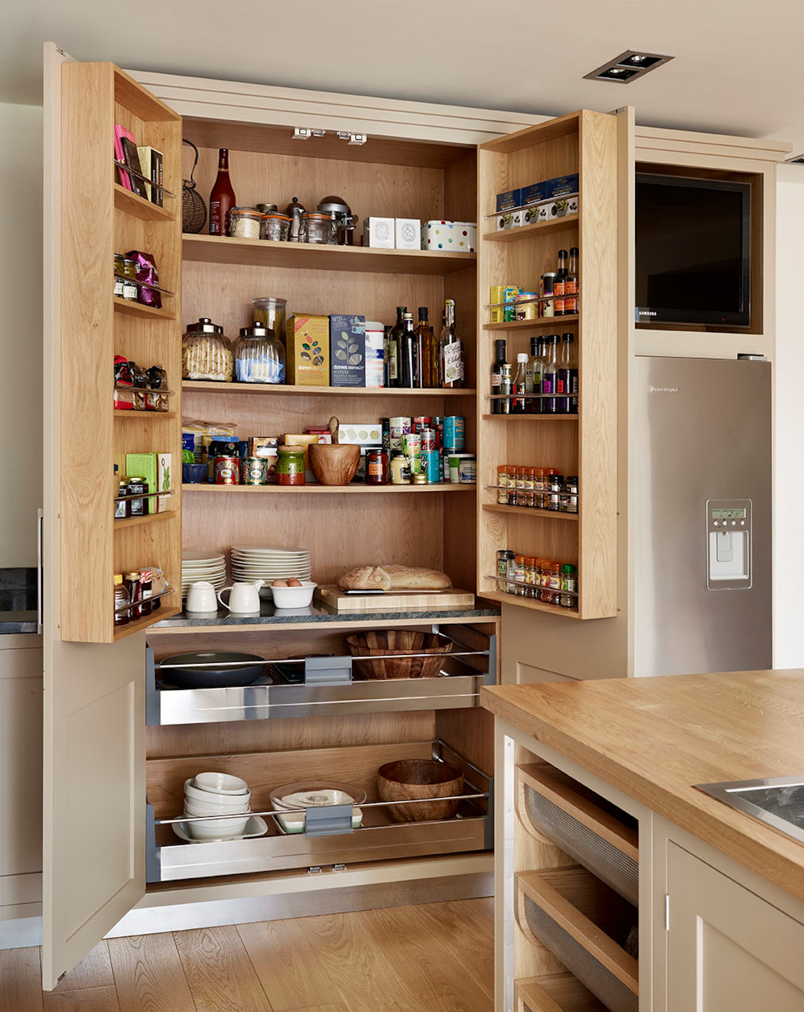 75 Most Popular 75 Beautiful Kitchen Pantry Ideas and Designs Design Ideas for May 2026 | Houzz IE