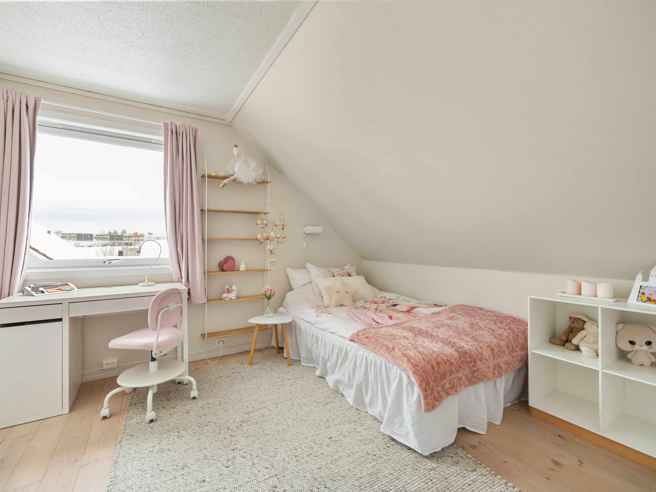 A bedroom with a bed and a desk in it photo – Free House Image on Unsplash