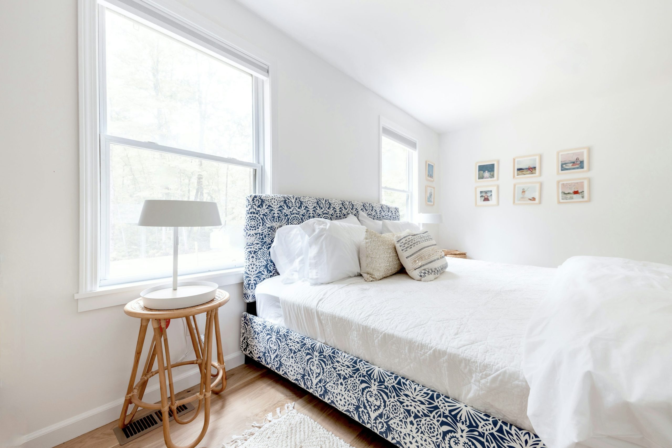 A bedroom with a white bed and blue and white bedding photo – Free Bedroom Image on Unsplash