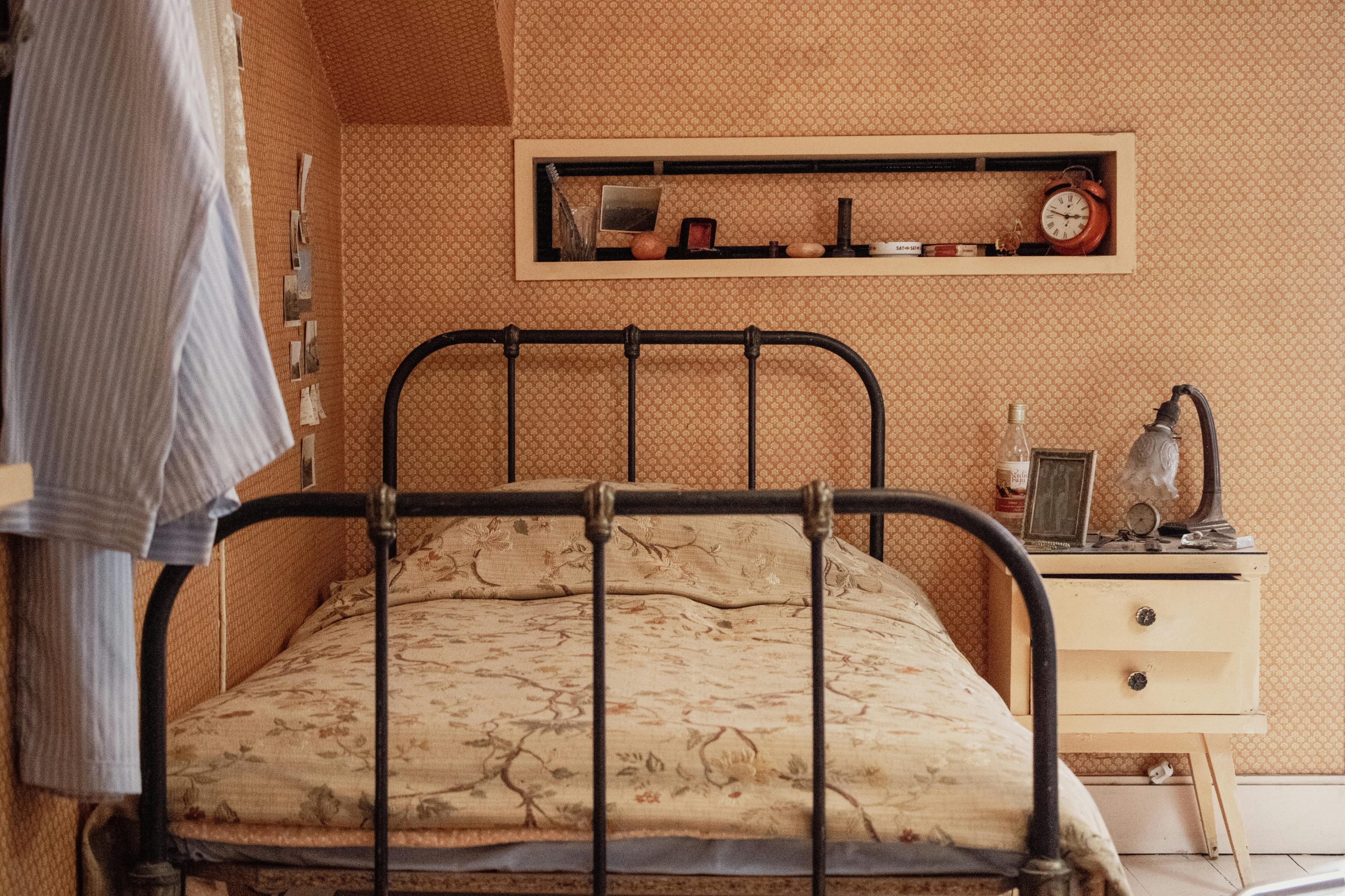 A charming vintage bedroom in Istanbul featuring warm hues and classic decor.