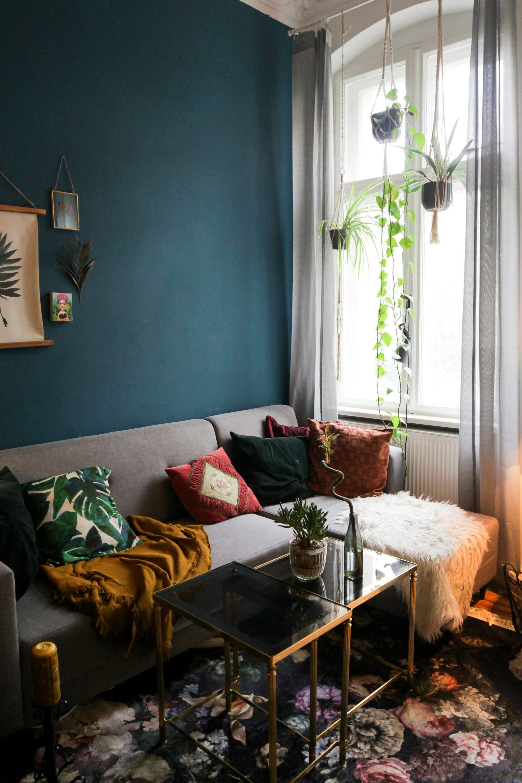 Beautiful living room design. Altbau decor in Berlin, Germany. Available for rent for your next photoshoot via beazy.co. 