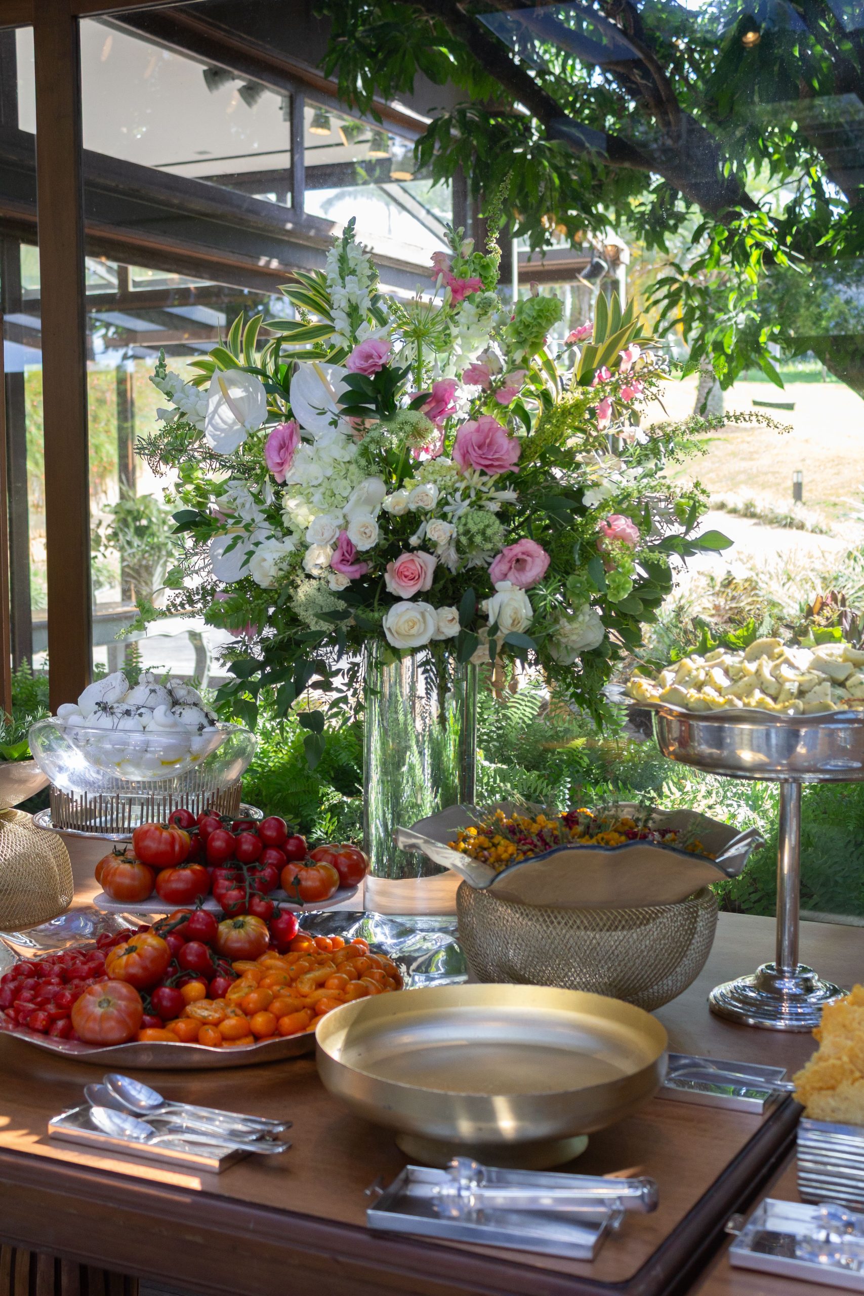 Beautiful wedding buffet with fresh fruits and elegant flower arrangements in São Paulo.