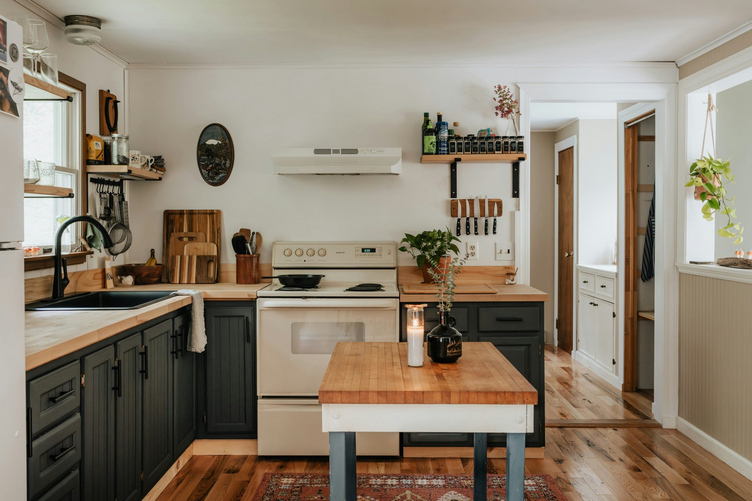 Cottage kitchen 2/2 (IG: @clay.banks)