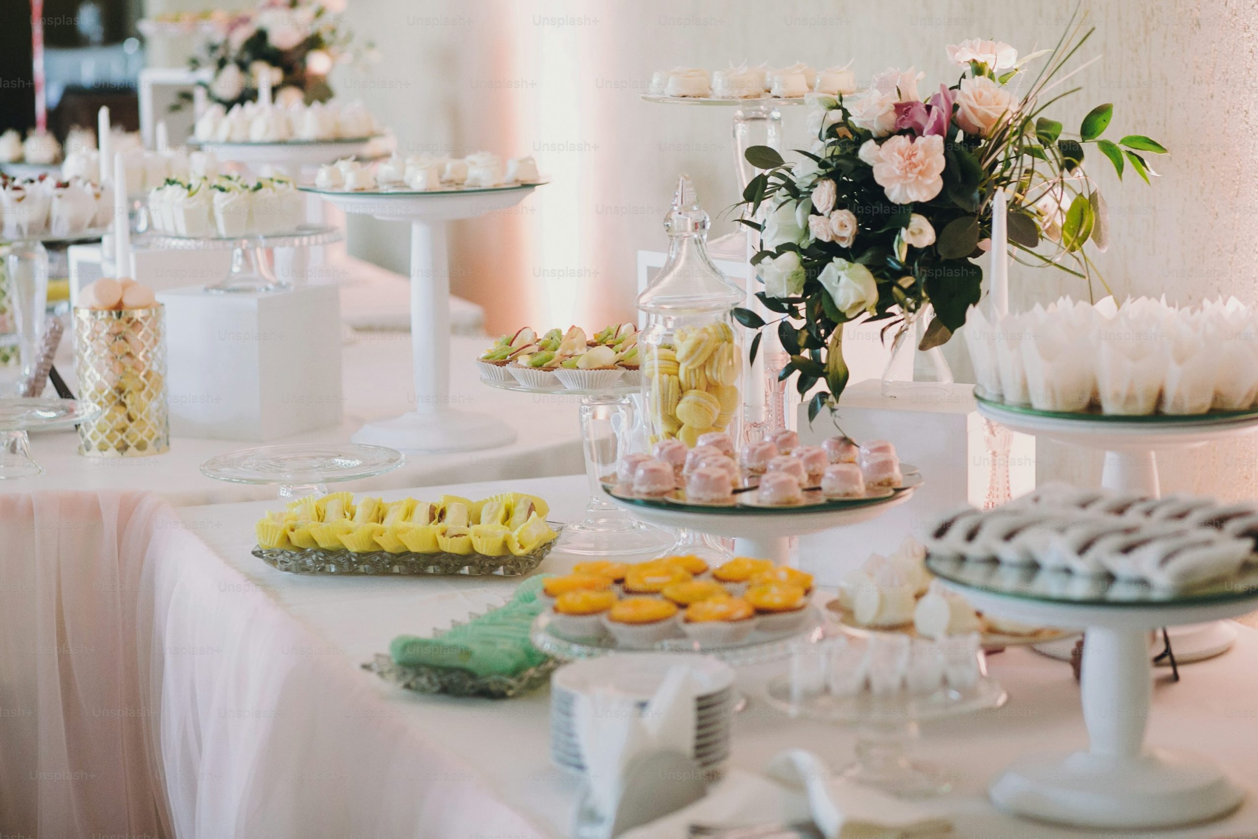 Delicious eclairs,macaroons,cupcakes, desserts and sweets on table party at wedding reception. White and pink stylish candy bar. Christmas and New Year feast. Celebrations and party photo – Cookies 