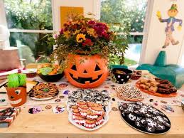 DIY Halloween Table Setting, Table Decorating Tips + Party Themes | HGTV