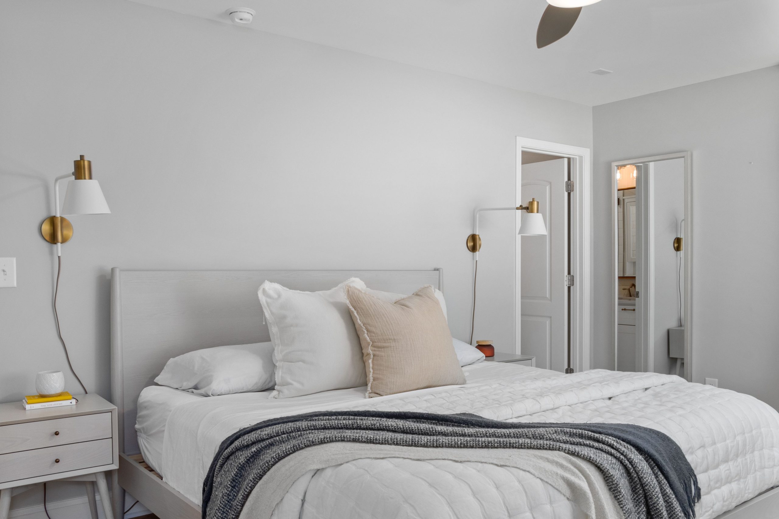 Elegant minimalist bedroom interior featuring a comfortable bed and stylish decor.