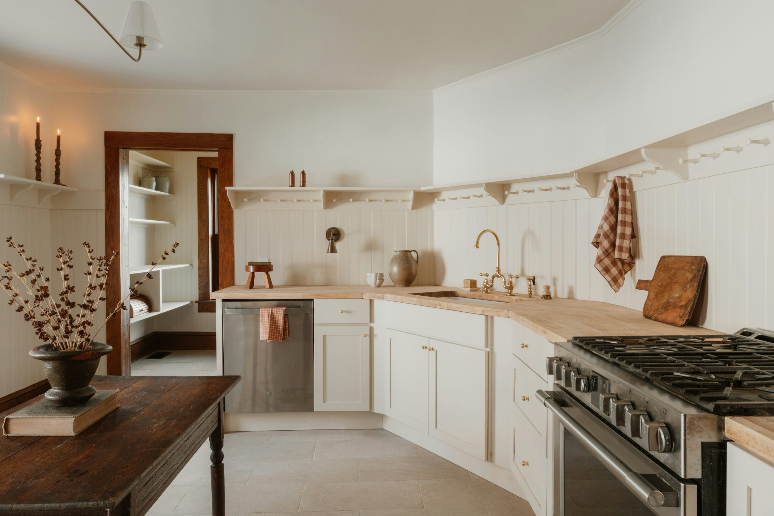 Farmhouse Kitchen 1/2 (IG: @clay.banks)