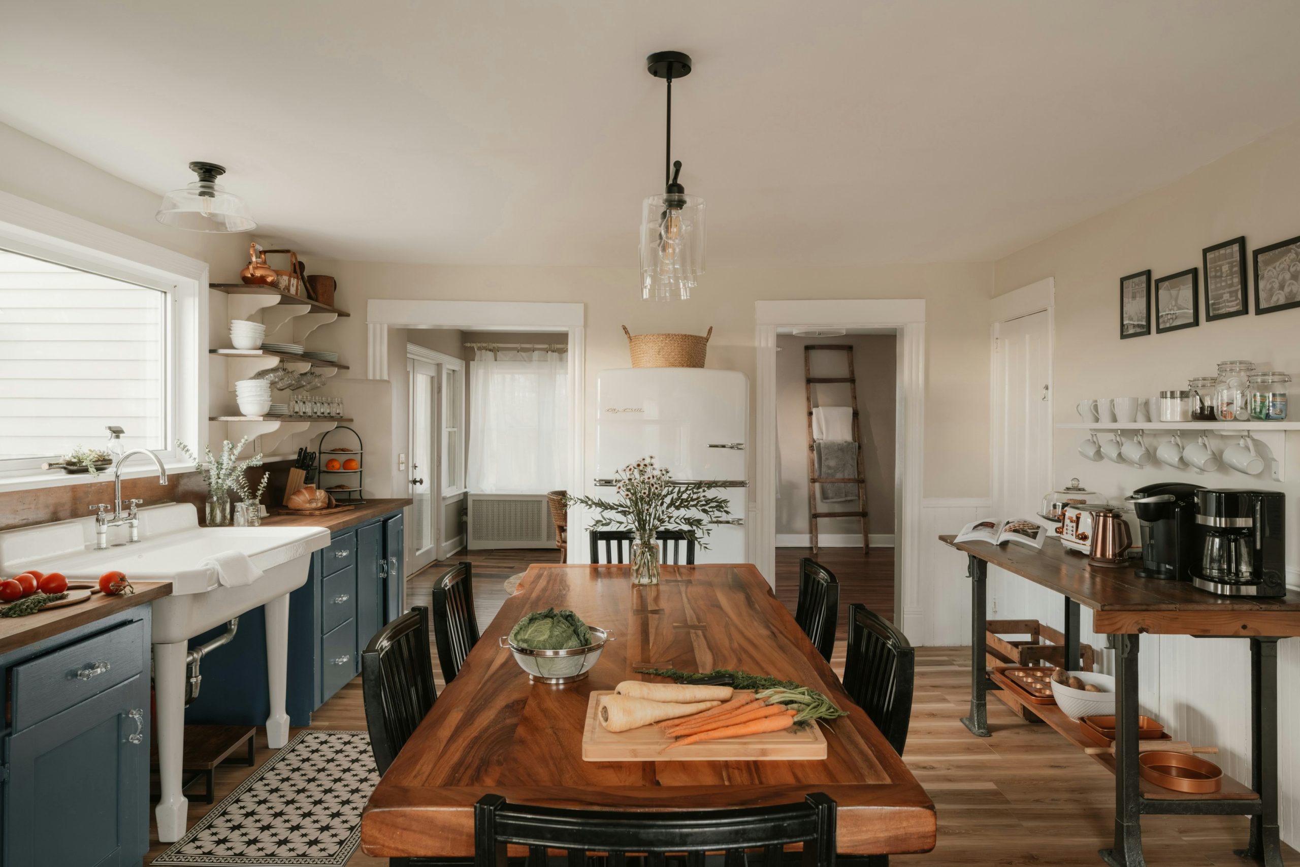 Farmhouse kitchen 1/2 (IG: @clay.banks)