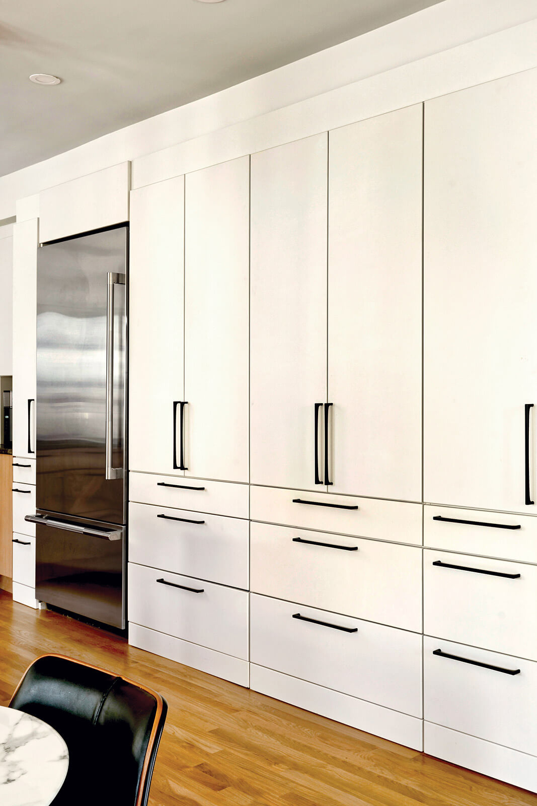 Floor-to-Ceiling Cabinets: Maximize Vertical Kitchen & Home Storage