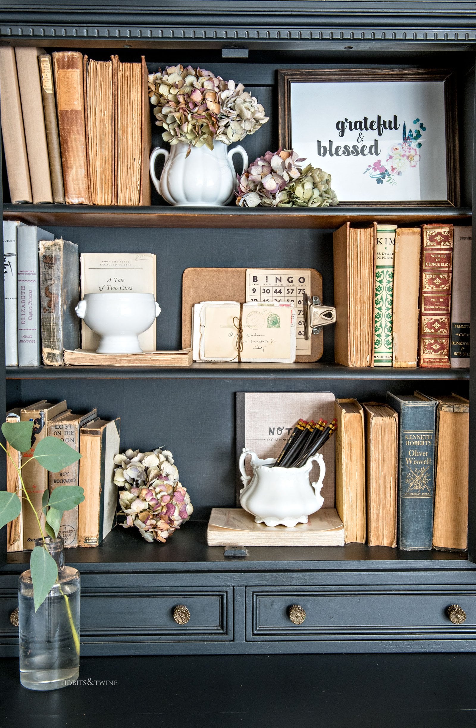 How to Decorate a Bookcase: Simple Ideas for Beautiful Shelves