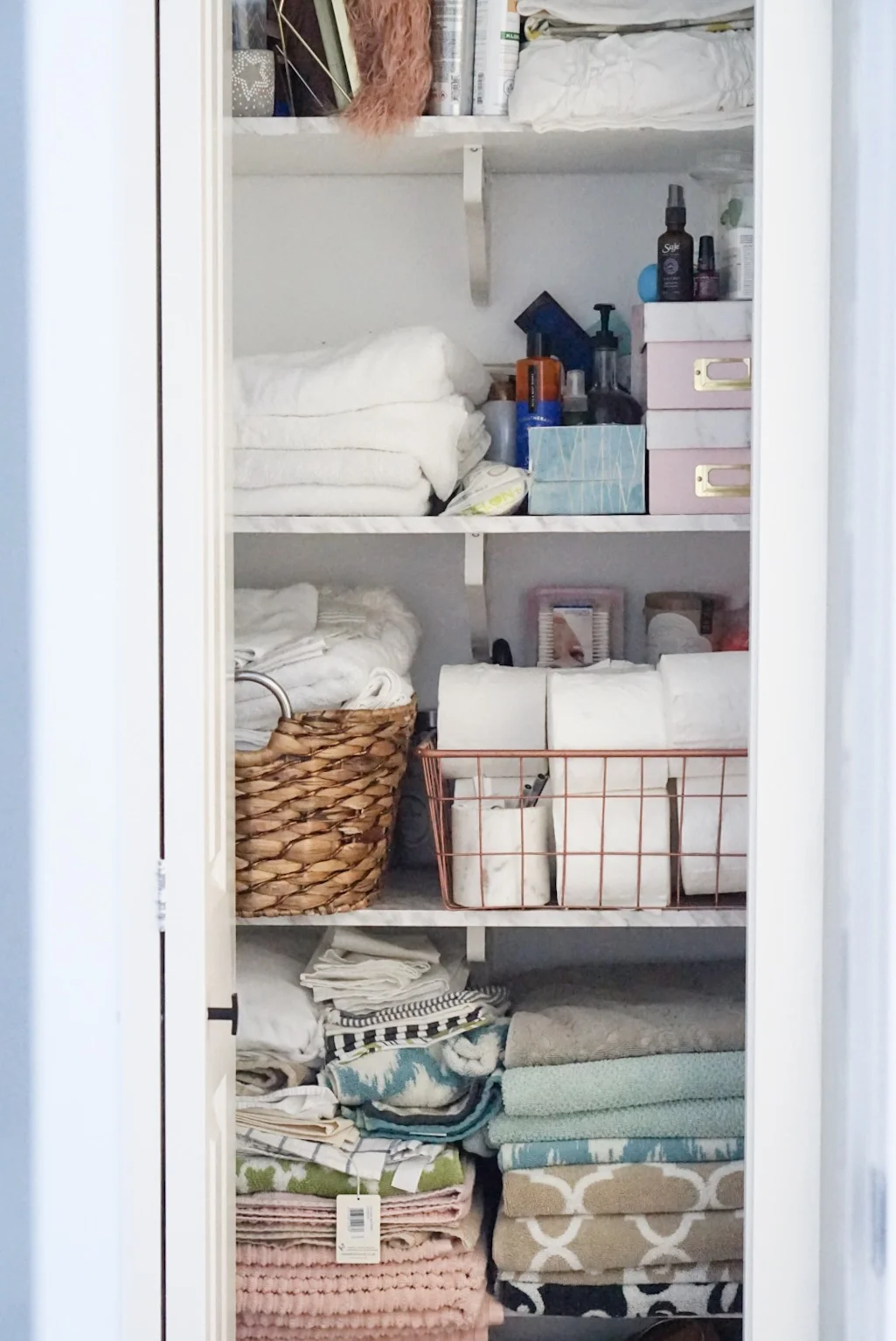 How to Organize Your Linen Closet - linneacarmen