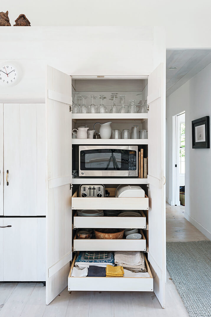 How To Use Floor-To-Ceiling Kitchen Cabinets To Their Full Potential