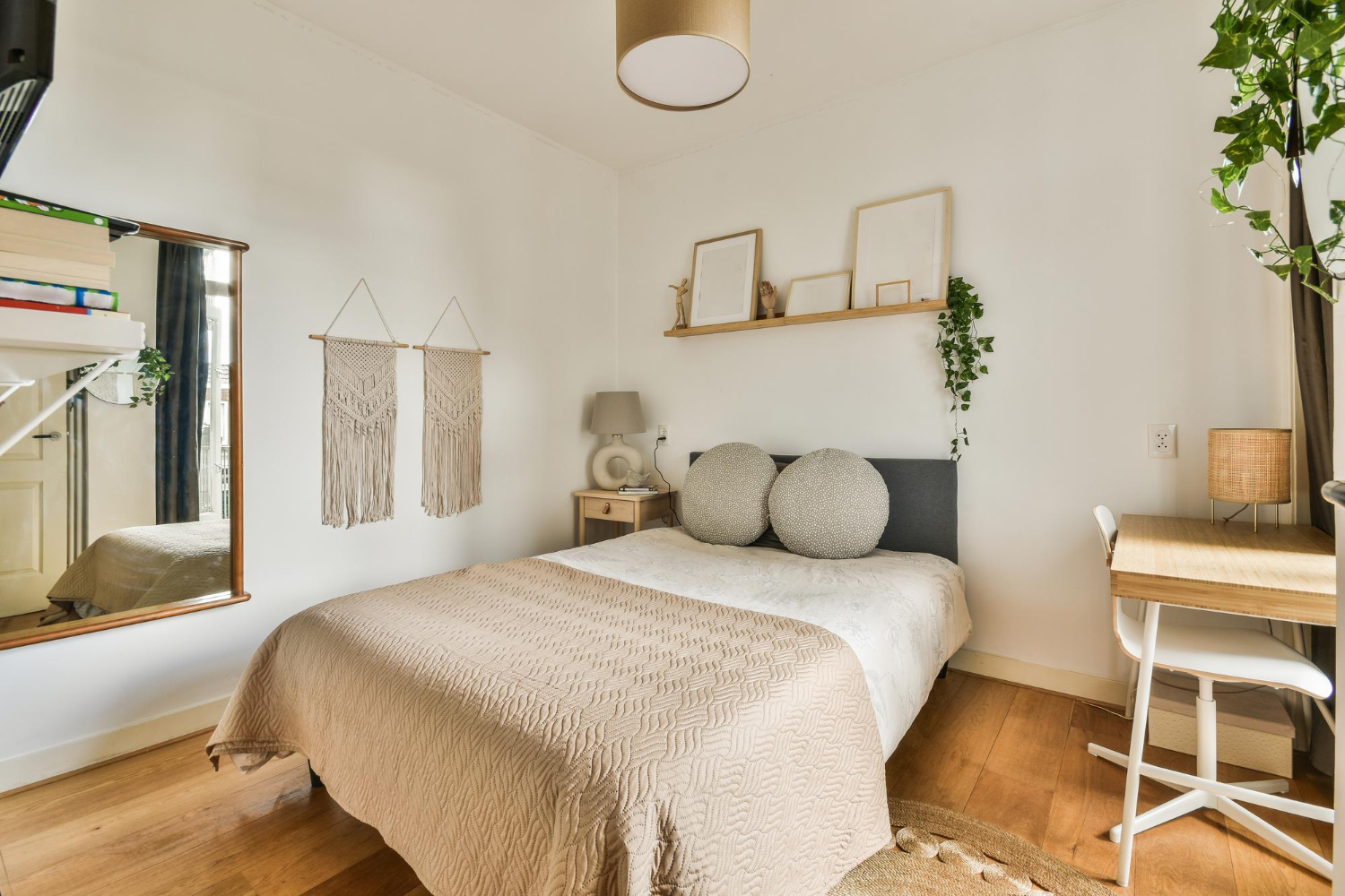 Smart and Feng Shui–Friendly Small Bedroom Layout Ideas - RED