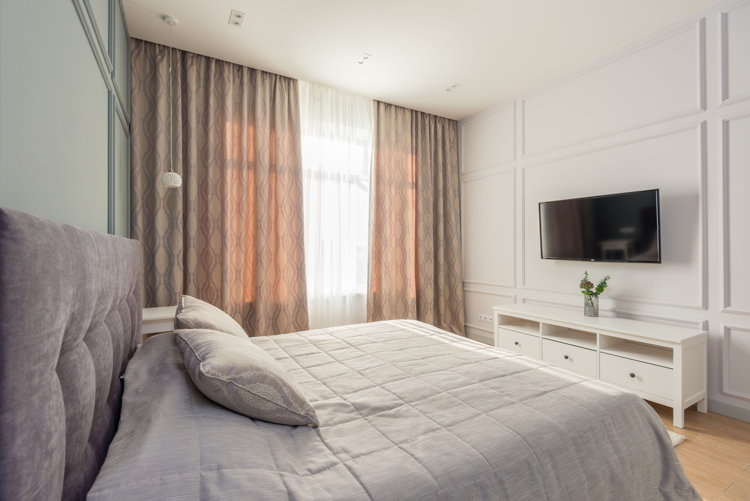Stylish bedroom featuring elegant design elements and modern furnishings.