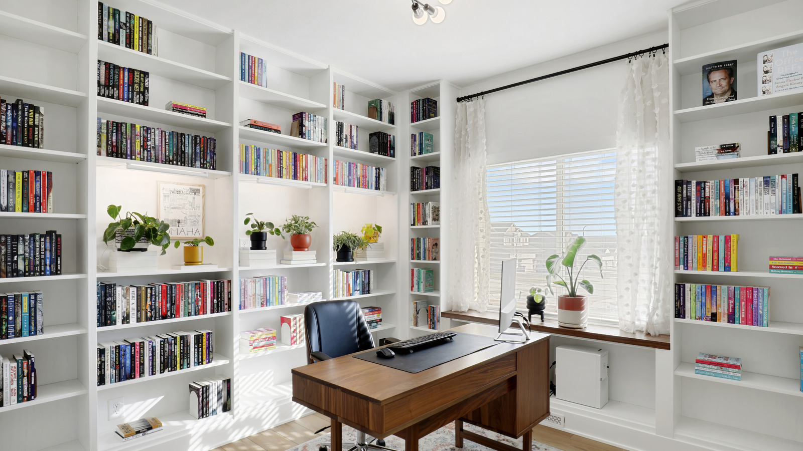 Transform Your Bookshelf From An Eyesore Into A Showstopper With This Cheap Décor Accent