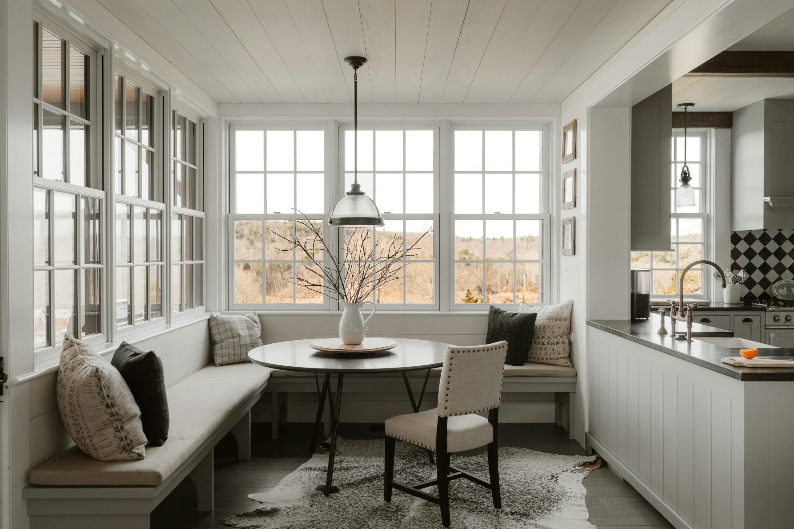 Breakfast nook (IG: @clay.banks)