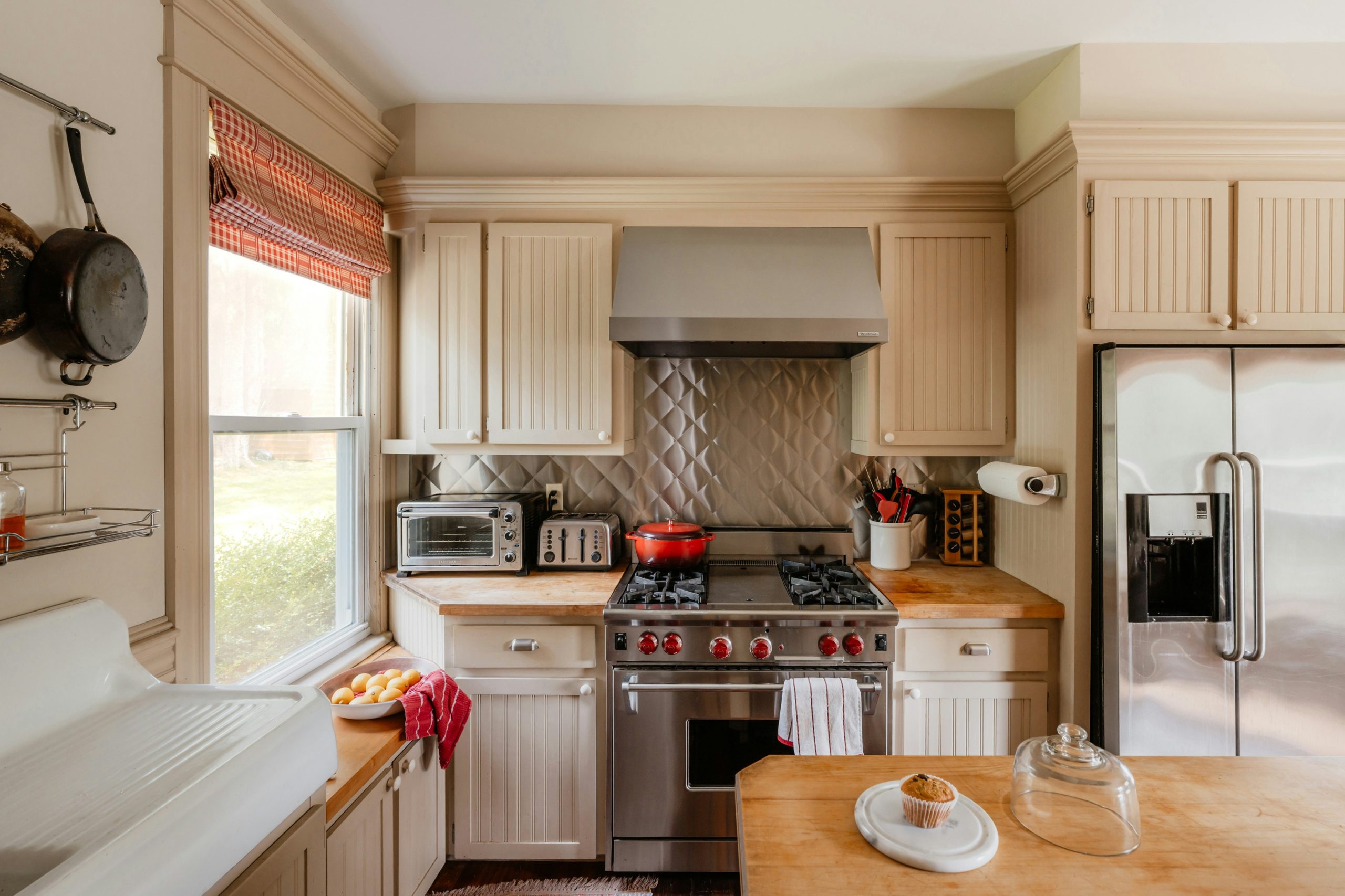 Cozy farmhouse kitchen 1/3 (IG: @clay.banks)