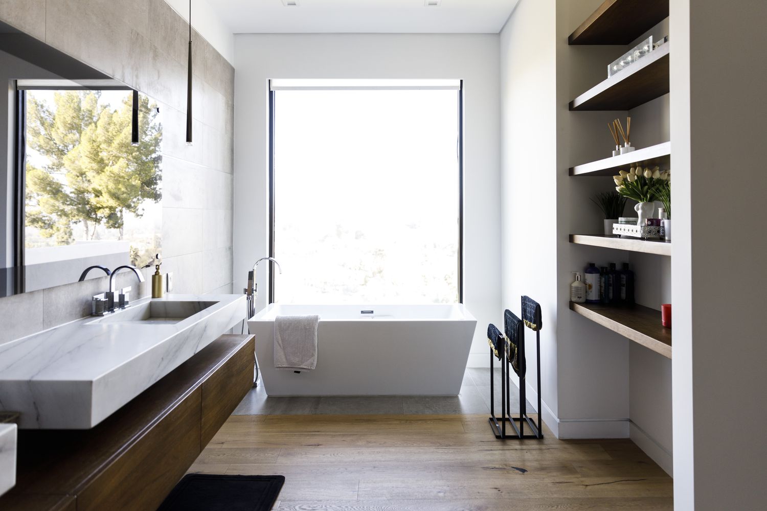 How to Create a Minimalist Bathroom—and Why You Should
